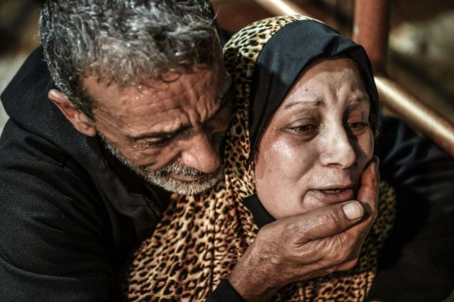 Una palestina llora abrazada por un familiar por la muerte de su hijo en un ataque israelí contra Jan Yunis