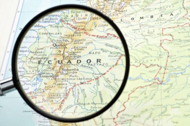 Lupa sobre mapa do Equador