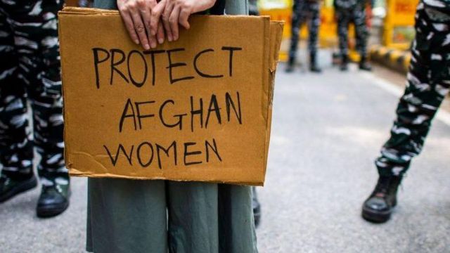 'Afgan Kadınlarını Koruyun' yazılı bir döviz