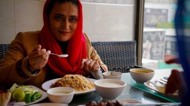 Wahida özlem gidermek için Afgan lokantasına gidiyor