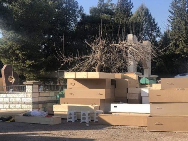 Caixões improvisados feitos com móveis destruídos na Turquia