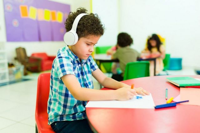 Crianças: como é possível ter intelecto avançado e dificuldade de  aprendizagem ao mesmo tempo - BBC News Brasil