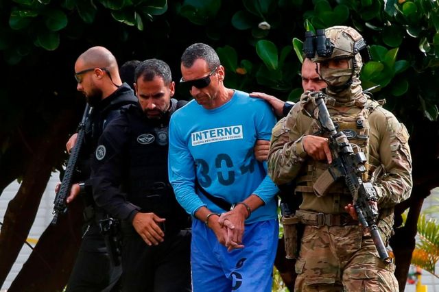 El líder del Primer Comando de la Capital (PCC) de Brasil, Marcos Camacho, alias Marcola, es trasladado de la prisión por guardias fuertemente armados.