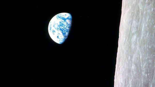 Amerikan astronotlarının Ay’dan gönderdiği ilk Dünya fotoğraflarından biri