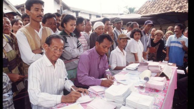 Peraturan yang mendasari perhelatan pemilu di Indonesia selalu berubah sejak tahun 1999.