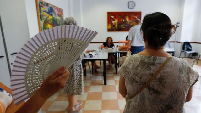 Unas personas esperan para votar en España
