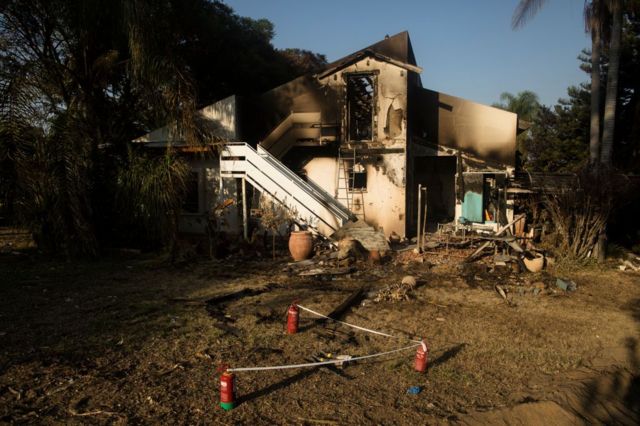 Destruição no kibbutz Be'eri após ataque do Hamas