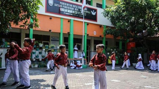 Sejumlah siswa beraktivitas di halaman sekolah usai mengikuti kegiatan belajar mengajar di SD Negeri 3 Kalicari, Semarang, Jawa Tengah, Kamis (2/11/2023).
