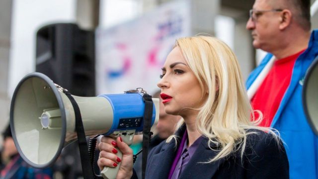 Marina Tauber protesta com megafone