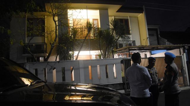 Polisi berjaga di depan rumah dinas Kadiv Propam Polri Irjen Pol Ferdy Sambo pascaperistiwa baku tembak dua ajudannya di Kompleks Polri Duren Tiga, Jakarta Selatan, Selasa (12/7/2022) malam.