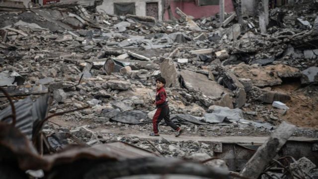 Un niño se pasea entre edificios destruidos en Gaza