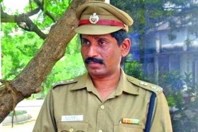 தோனி தொடர்ந்த வழக்கில் ஐ பி எஸ் அதிகாரிக்கு  15 நாள் சிறை