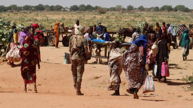 Суданцы бегут из Западного Дарфура в Чад, спасаясь от этнического насилия