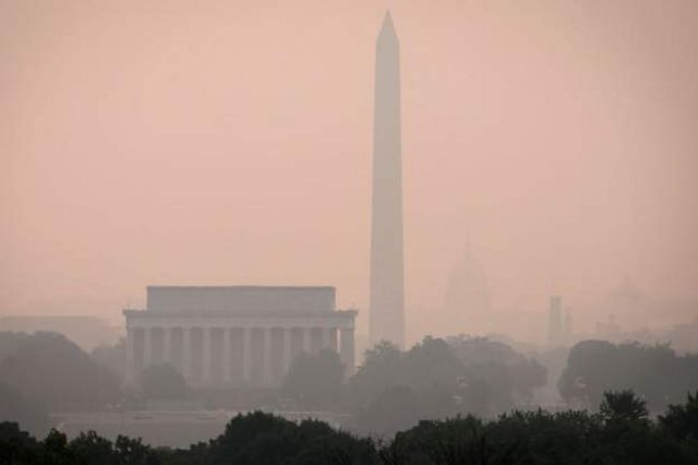 کاهش کیفیت هوا در واشنگتن ‌دی‌سی، پایتخت آمریکا نیز وضعیتی هشدار دهنده ایجاد کرده است.
