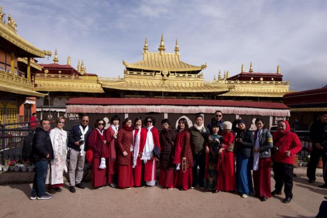 Việt Sen (bìa trái) trong hành trình đến Bhutan