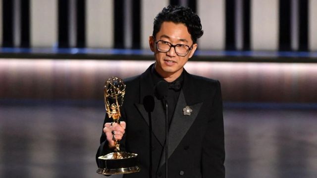 Lee Sung Jin con uno de los dos galardones en la 75 edición de los Premios Emmy, el de mejor dirección y mejor guion de miniserie o película para TV por Beef, el 15 de enero de 2024 en Los Ángeles, Estados Unidos.
