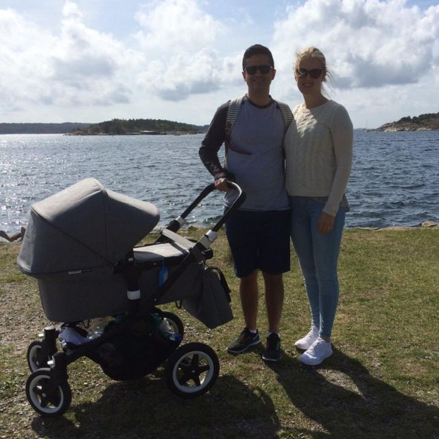 Felipe, a esposa, e um carrinho de bebê
