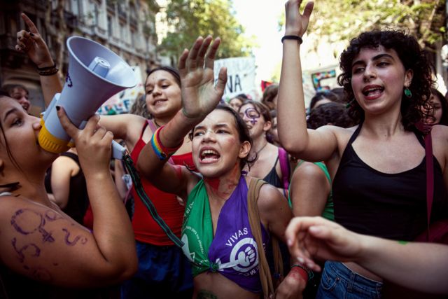 Activistas marchan en defensa de los derechos femeninos durante el Día Internacional de la Mujer en Buenos Aires, Argentina.