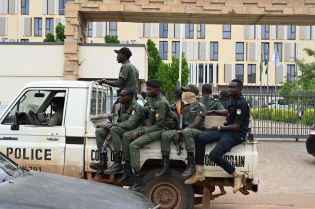 Exquisite Tentative De Coup D'état Au Bénin, Le Ministre De L'intérieur Évoque «l'échec» De La Manoeuvre Background Concept Exquisite Tentative De Coup D'état Au Bénin, Le Ministre De L'intérieur Évoque «l'échec» De La Manoeuvre Background Concept
