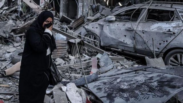 امرأة وسط الأنقاض في غزة