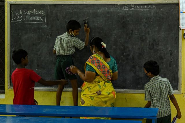 ஆசிரியர்களுக்கு உடைக்கட்டுப்பாடு