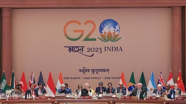 يحضر رئيس الوزراء الهندي ناريندرا مودي (في الوسط) مع قادة العالم الجلسة الختامية لقمة قادة مجموعة العشرين في نيودلهي في 10 سبتمبر/أيلول 2023.