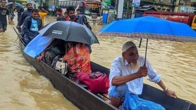 বন্যা: চট্টগ্রাম ও বান্দরবানে লাখ লাখ মানুষ পানি বন্দী, কয়েক জনের মৃত্যু,  ব্যাহত সড়ক যোগাযোগ - BBC News বাংলা