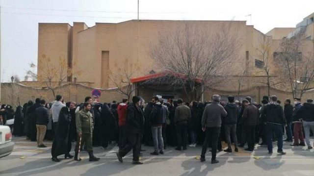 روز سه‌شنبه ۲۵ بهمن، تجمع والدین در مقابل فرمانداری قم 