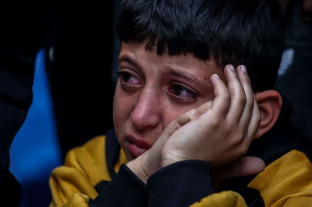 طفل يبكي أمام جثث ضحايا غارة إسرائيلية جوية يوم 04 ديسمبر/كانون الأول 2023 في خان يونس