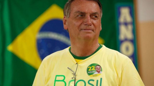 Jair Bolsonaro con una camiseta con los colores de Brasil