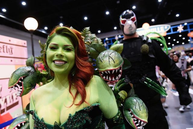 Seorang cosplayer berpakaian Poison Ivy berpose bersama cosplayer lainnya di Comic-Con International 2023 San Diego pada Juli lalu.