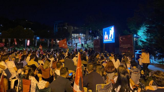 Maç Türkiye'nin pek çok yerinde meydanlara kurulan ekranlarda izlendi