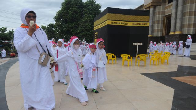 Sejumlah siswa BA Aisyiyah II Jamalan melakukan tawaf saat mengikuti pembelajaran Manasik Haji di Masjid Al Aqsha, Klaten, Jawa Tengah, Kamis (26/1).