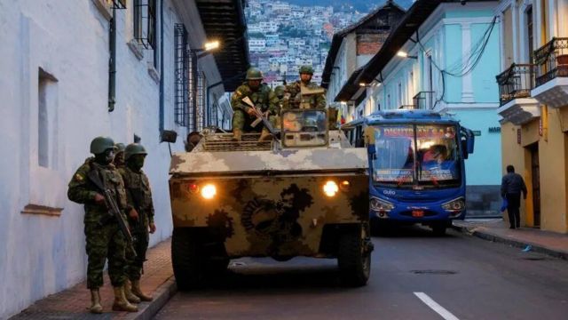 جنود يقومون بدوريات في الإكوادور