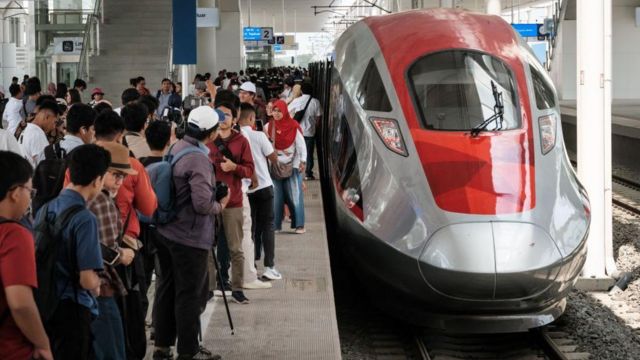 Whoosh Tarif Kereta Cepat Rp300 000 Lebih Mahal Dari Harapan Warga