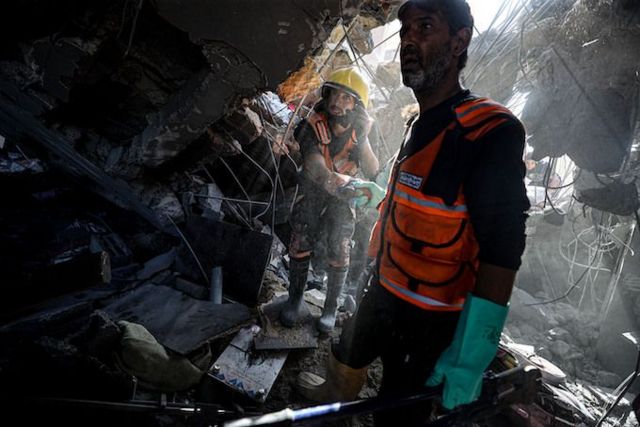 Operações de busca e resgate continuam depois que ataques israelenses destruíram edifícios em Khan Younis, Gaza, em 3 de novembro de 2023