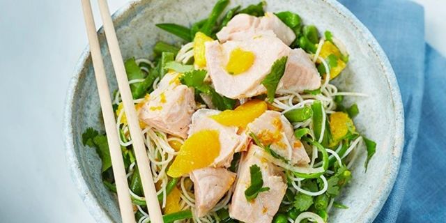 Saumon frais avec salade de nouilles thailandaises.