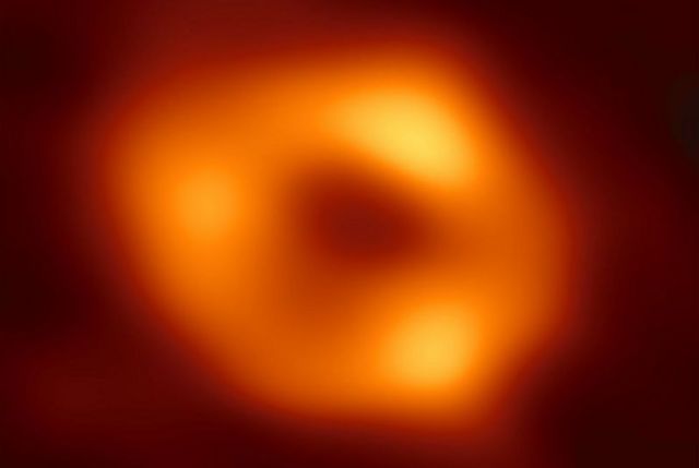 天の川銀河の中心にある超大質量ブラックホール SgrA* の画像。 