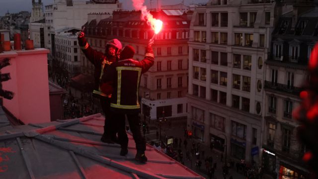 Paris'te itfaiye görevlileri de gösterilere katıldı