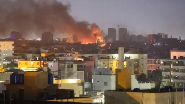 Chamas e fumaça podem ser vistas em Cartum enquanto as forças controladas pelos dois generais se enfrentam