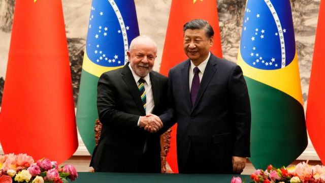 Lula e Xi Jinping se cumprimentando