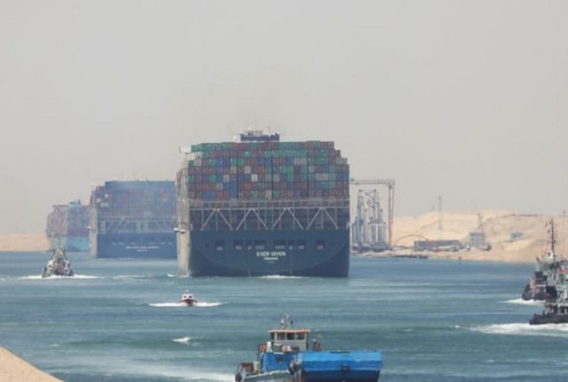 On estime que 12 % de toutes les marchandises échangées dans le monde passent par le canal de Suez.