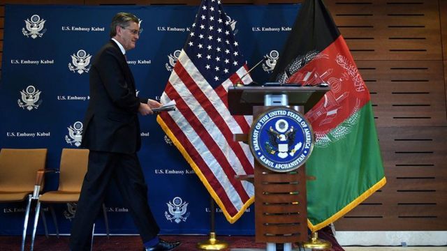 الممثل الأمريكي الخاص لأفغانستان وباكستان، السفير ريتشارد أولسون يصل لحضور مؤتمر صحفي في السفارة الأمريكية في كابول في 6 ديسمبر 2015