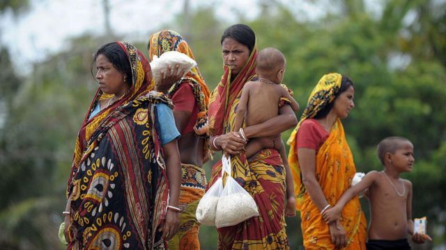 সুন্দরবনের কুমিরমারি গ্রামে দরিদ্র নারীরা