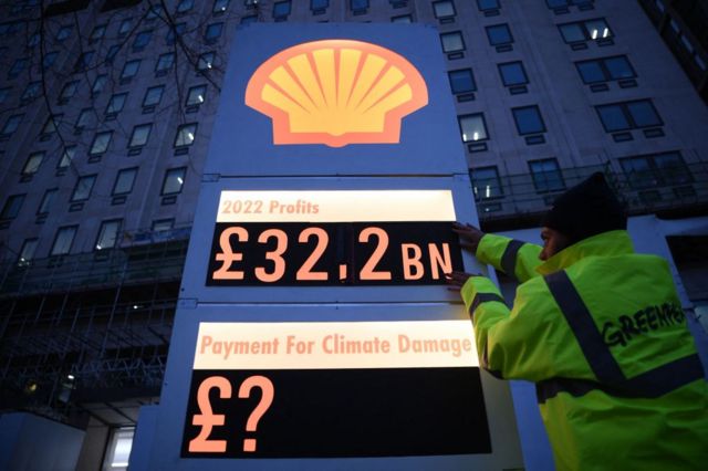 Greenpeace aktivistleri, Shell'in iklim hasarlarına yönelik ne kadar ödeme yaptığını sordu