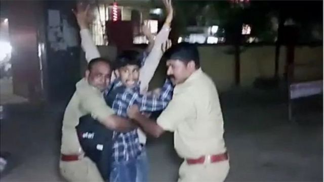 தாக்குதல்காரரை பிடிக்கும் போலீஸ்கார்.