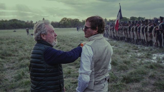 Đạo diễn Ridley Scott và diễn viên chính Joaquin Phoenix trên phim trường 'Napoleon'