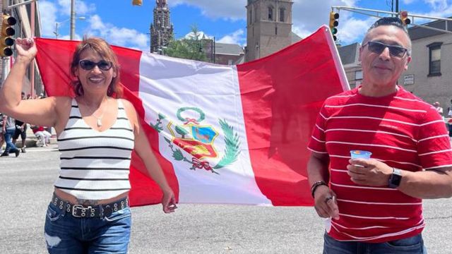 Peruanos con una bandera de Perú