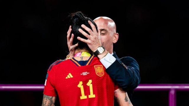 Kupa törenindeki zorla öpme skandalı: İspanya Futbol Federasyonu Başkanı Rubiales istifa etti - BBC News Türkçe