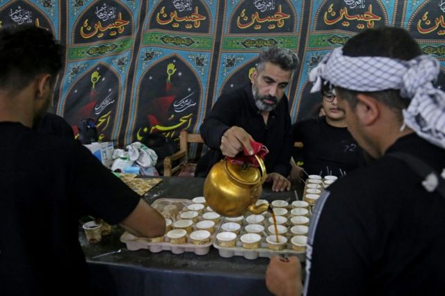 رجل يصب القهوة للحجاج المسلمين الشيعة في مدينة كربلاء العراقية في 3 سبتمبر/أيلول 2023